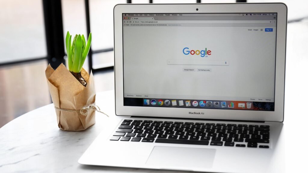 ¿Cansado de que tu web no genere ventas? El SEO es la respuesta 3 Lupa buscando información en Google
