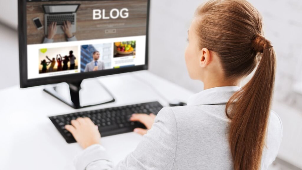 ¿Cansado de que tu web no genere ventas? El SEO es la respuesta 2 Persona optimizando contenido web para SEO
