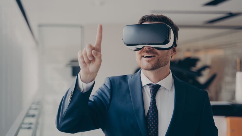 Tutorial de Marketing: La Realidad Aumentada y la Realidad Virtual 2024 2 Usuario inmerso en la realidad virtual (RV) usando un casco de RV, explorando un entorno digital.