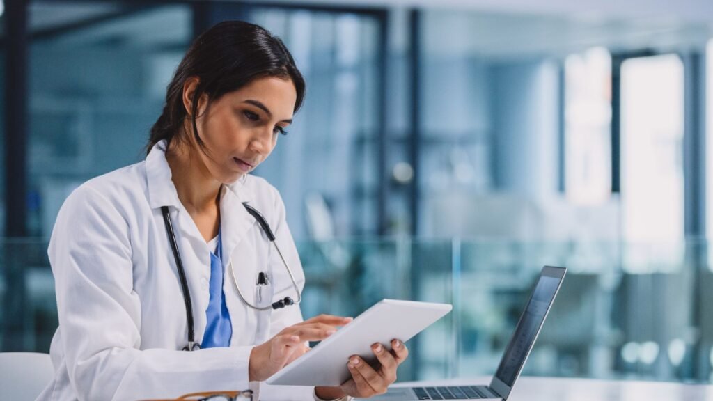 Médico gestionando su clínica con ayuda de una página web